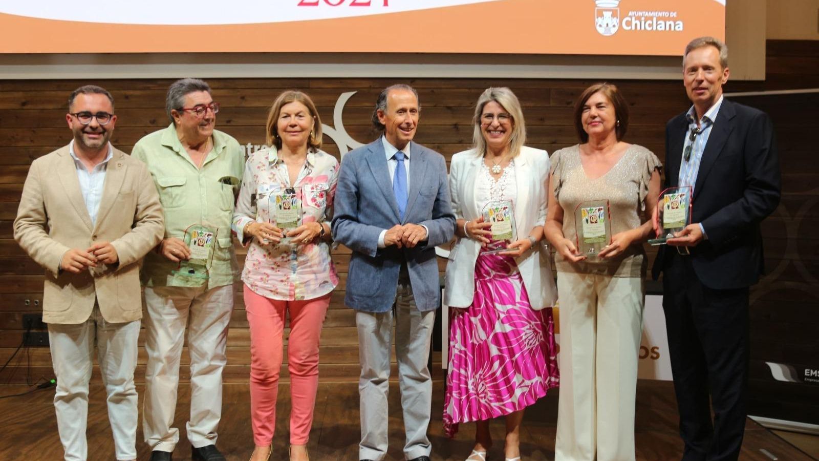 Una imagen de José María Román con los delegados de Mercado.