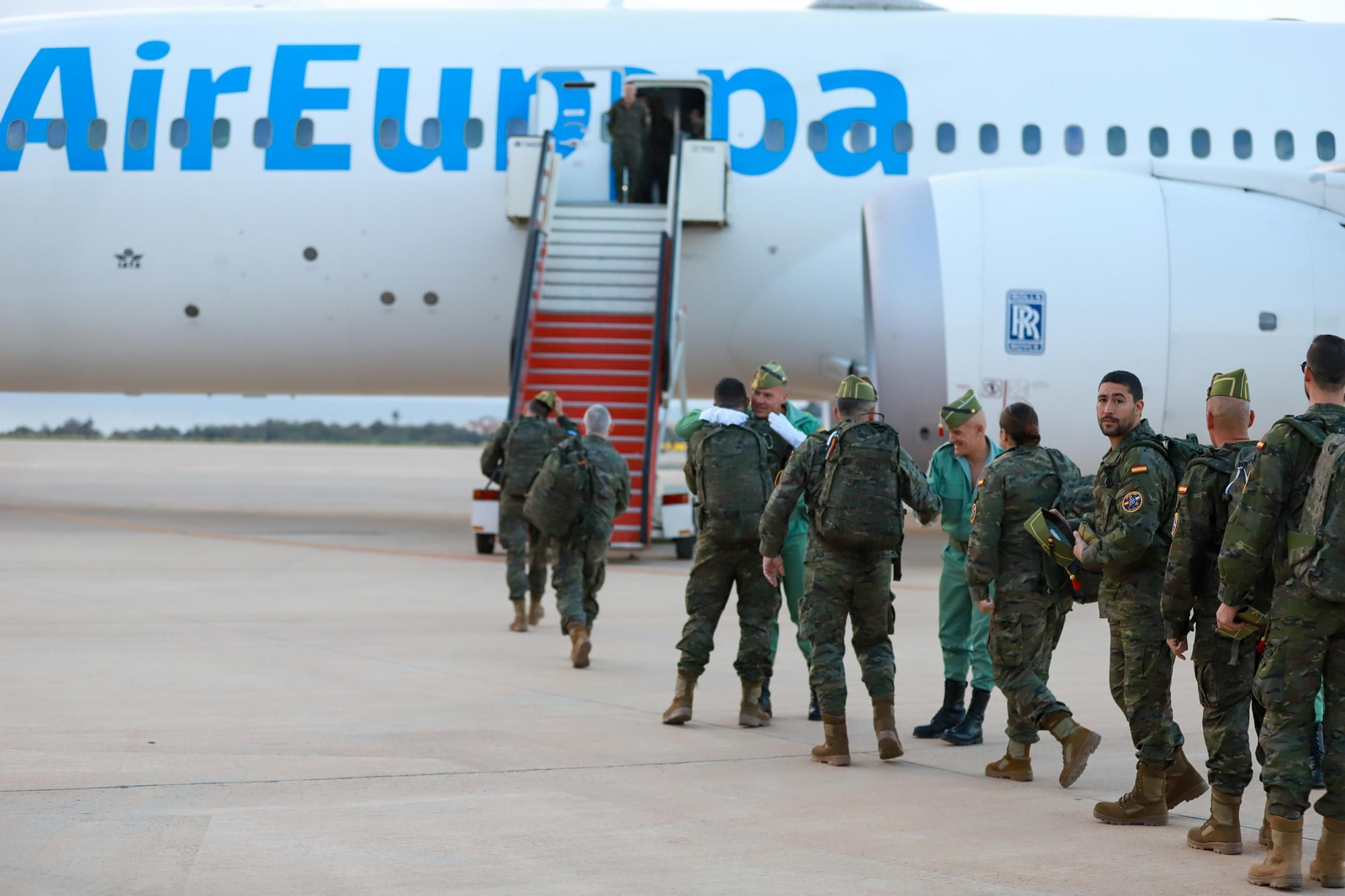 Legionarios embarcan en el avión que los traslada a Eslovaquia.
