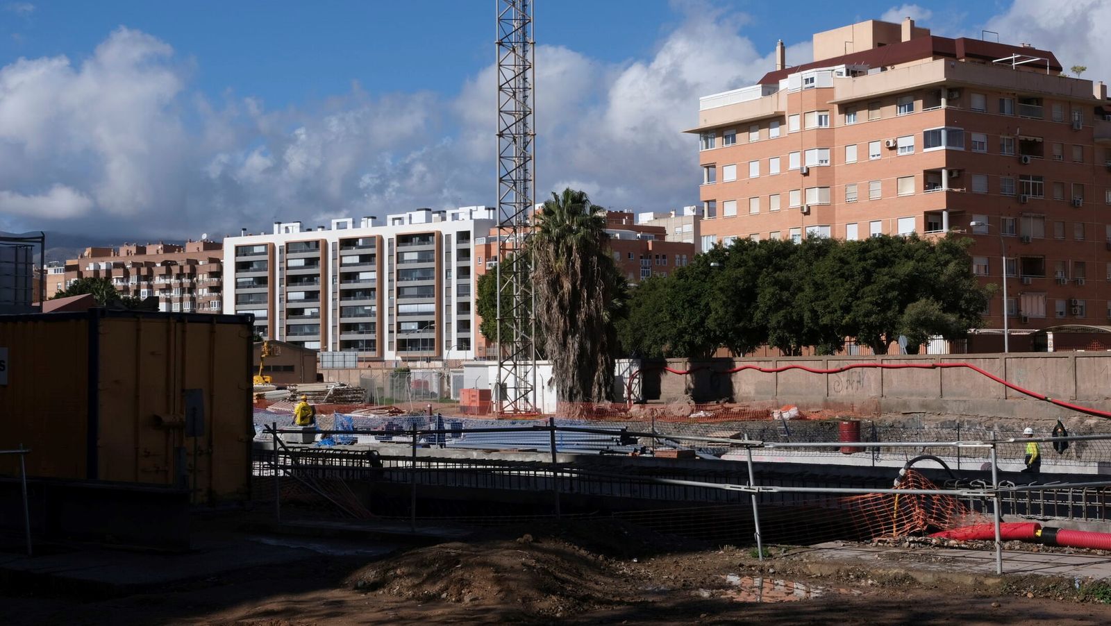 La obra pública está impulsado la contratación en el sector de la construcción en Almería.
