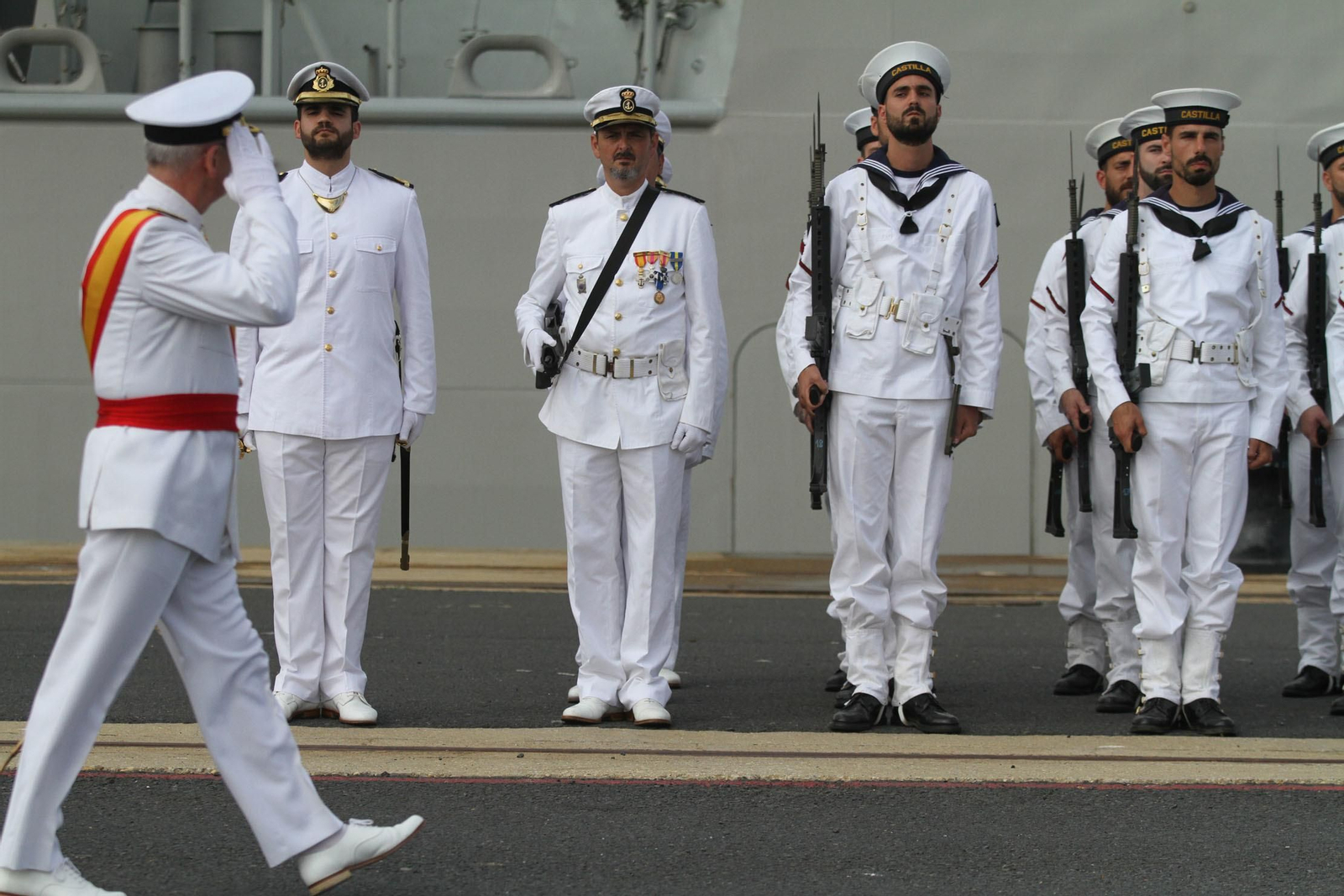 Entrega de la bandera de combate a la fragata Cristobal Colón