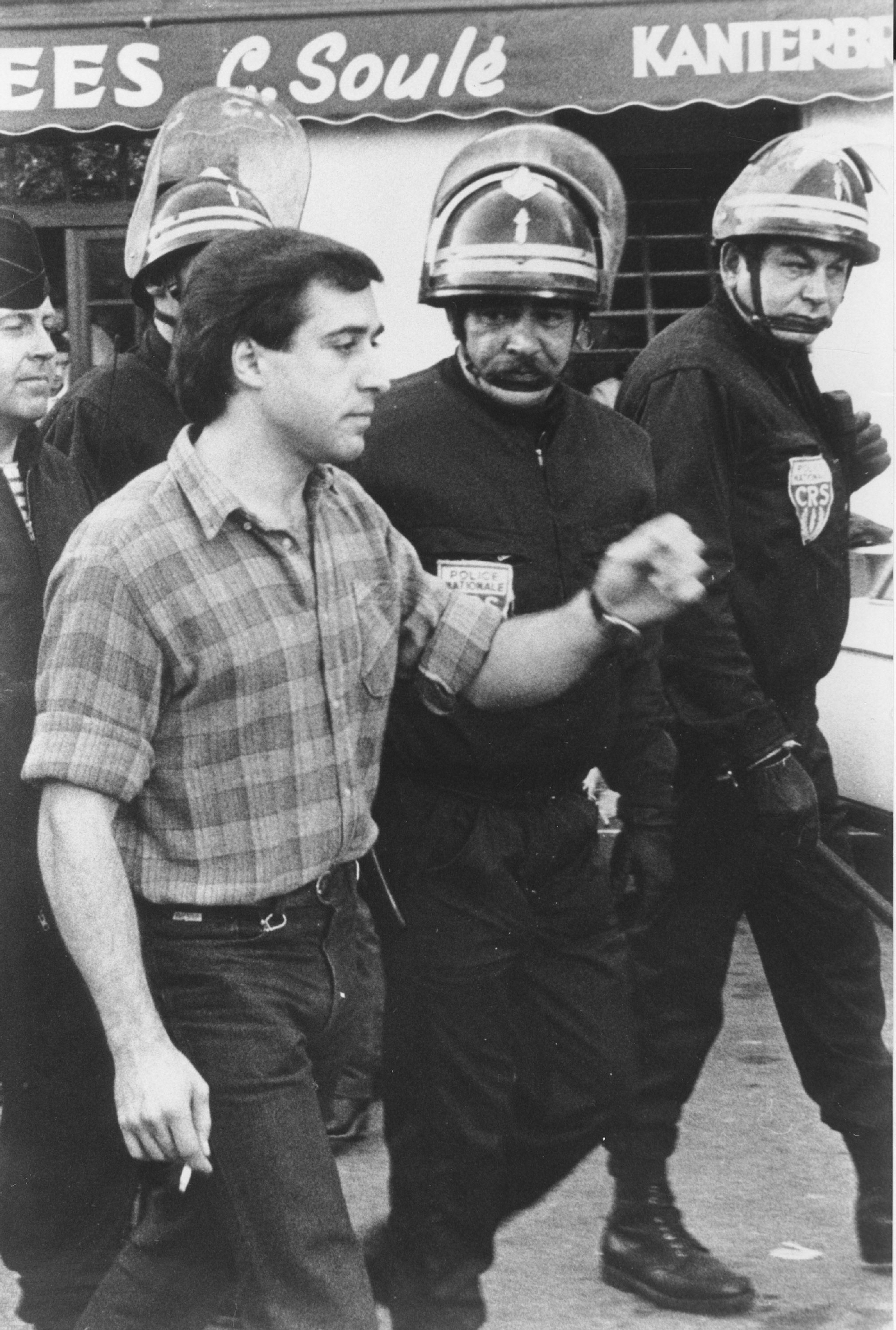 Imagen del etarra Henri Parot rodeado de policías franceses.