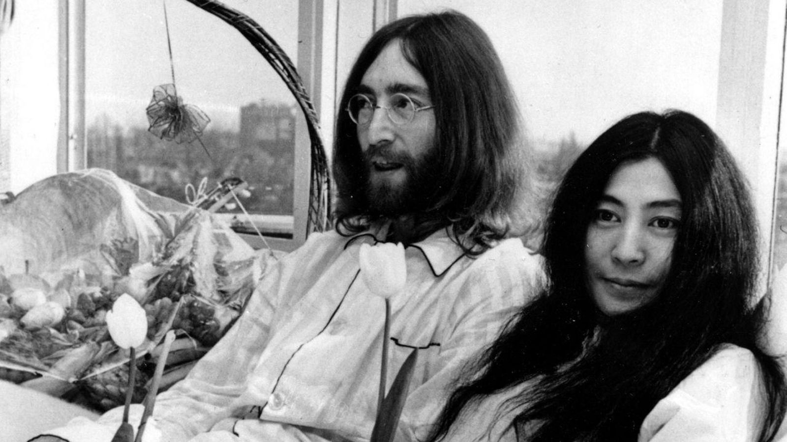 John Lennon y Yoko Ono en una sesión de fotos en la cama de su piso de Dakota