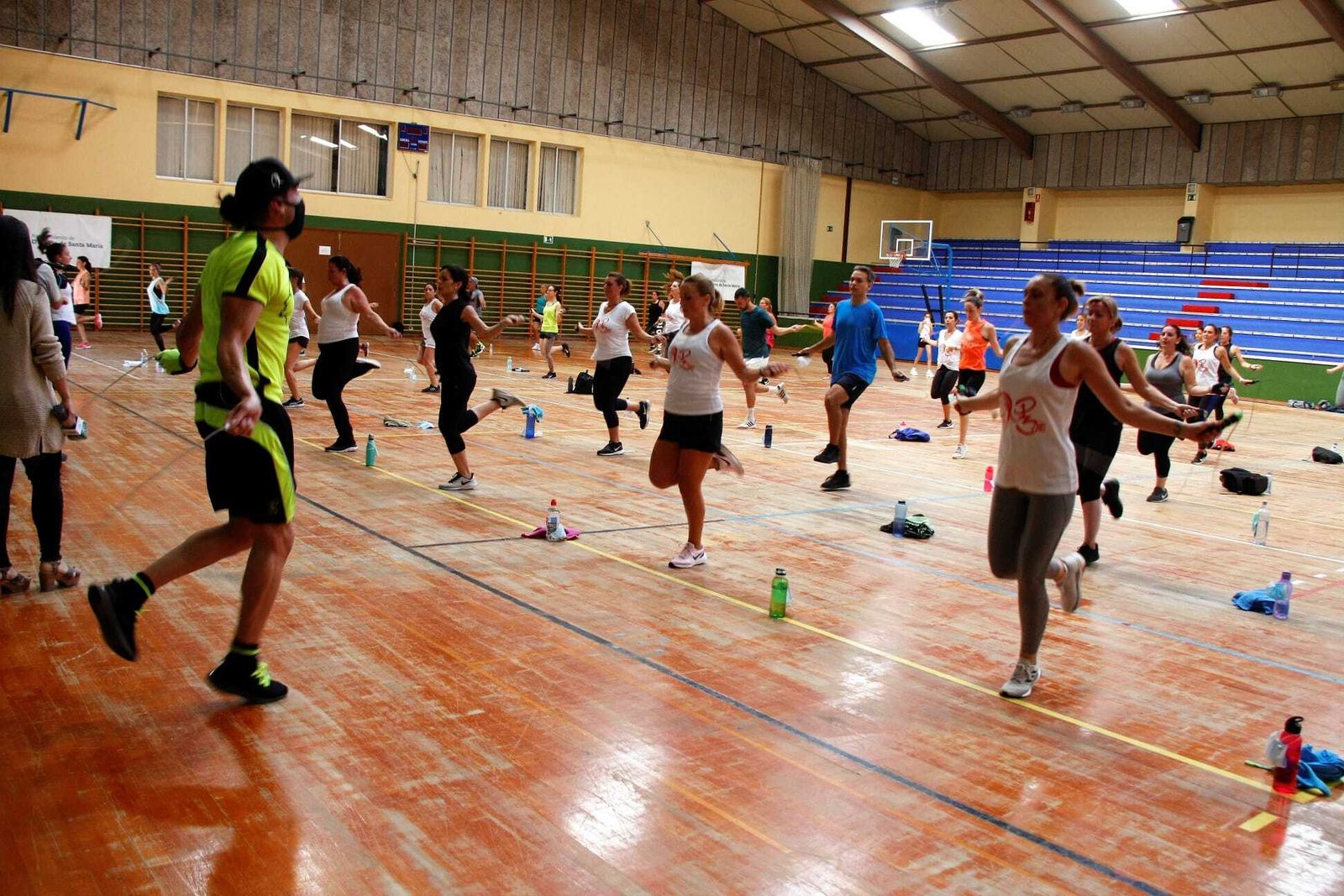 El deportista José Manuel Pinto ha dirigido la sesión de comba solidaria.