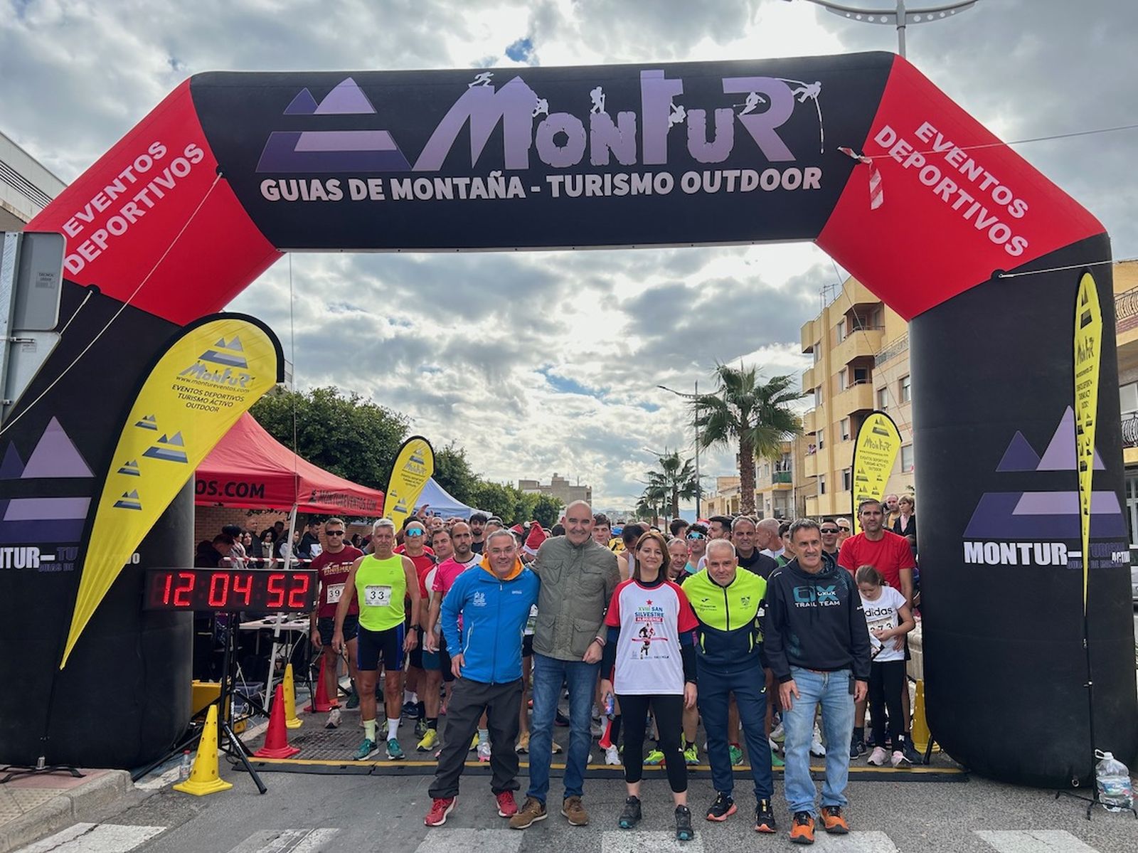 Los corredores y los representantes institucionales preparados antes de dar comienzo a la prueba en la localidad almeriense.