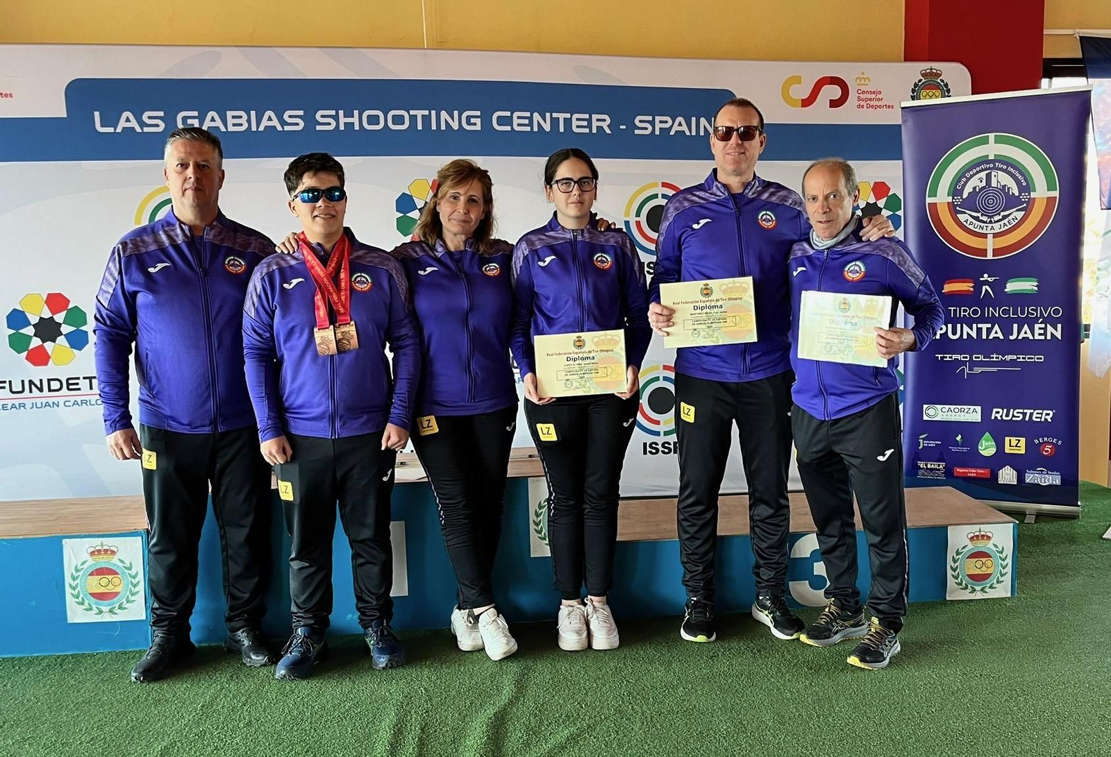 La expedición del conjunto jiennense con Álvaro Liébanas y sus dos preseas de bronce.