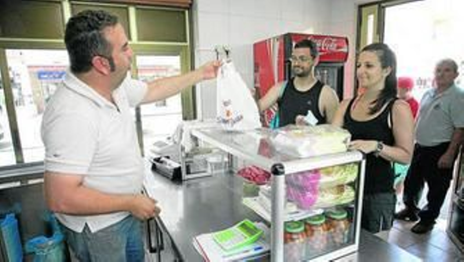 Richard Fernández atendiendo a sus clientes.