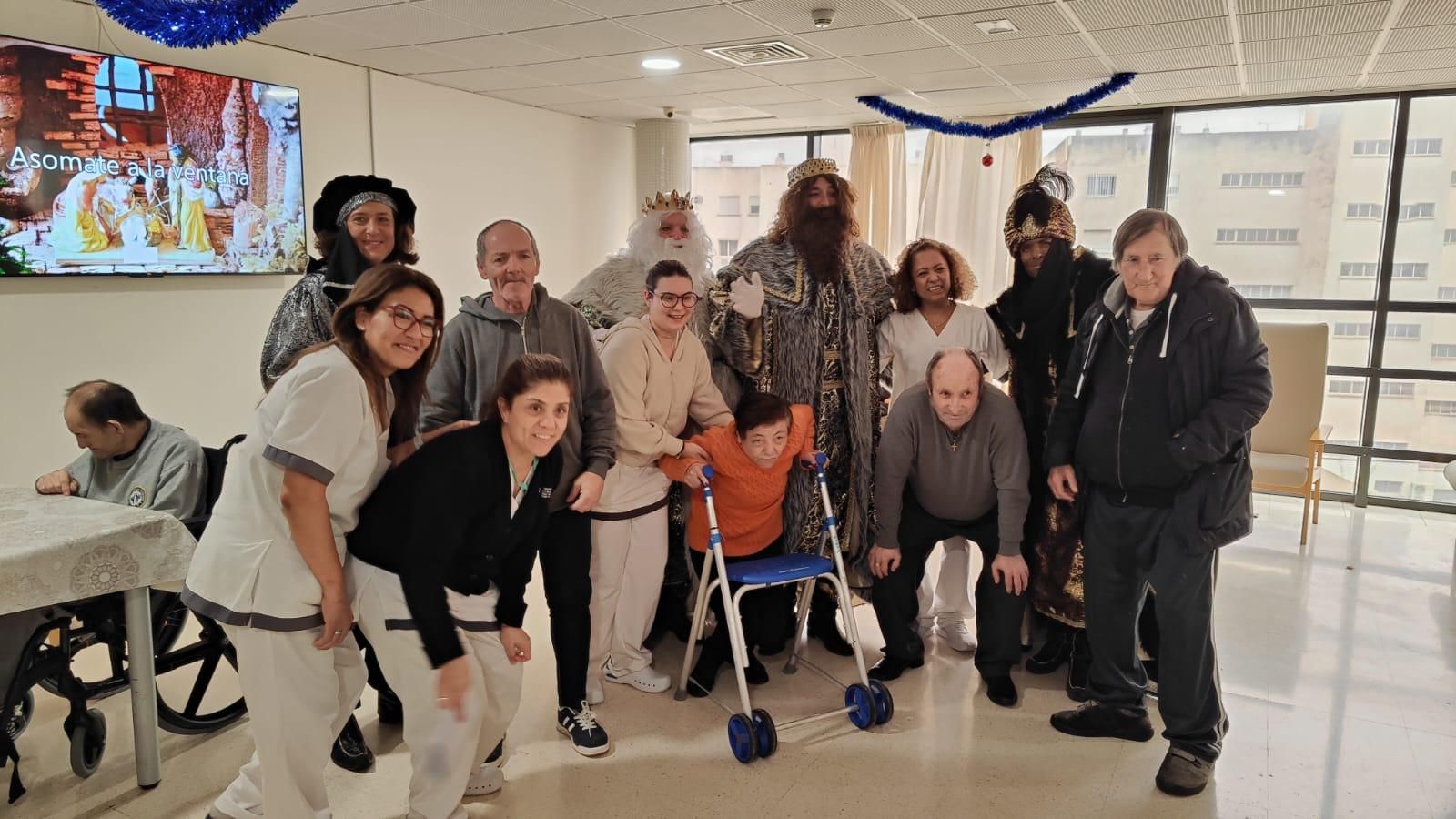 De la Residencia de Mayores a las calles: imágenes del paso de los Reyes Magos por Huércal-Overa