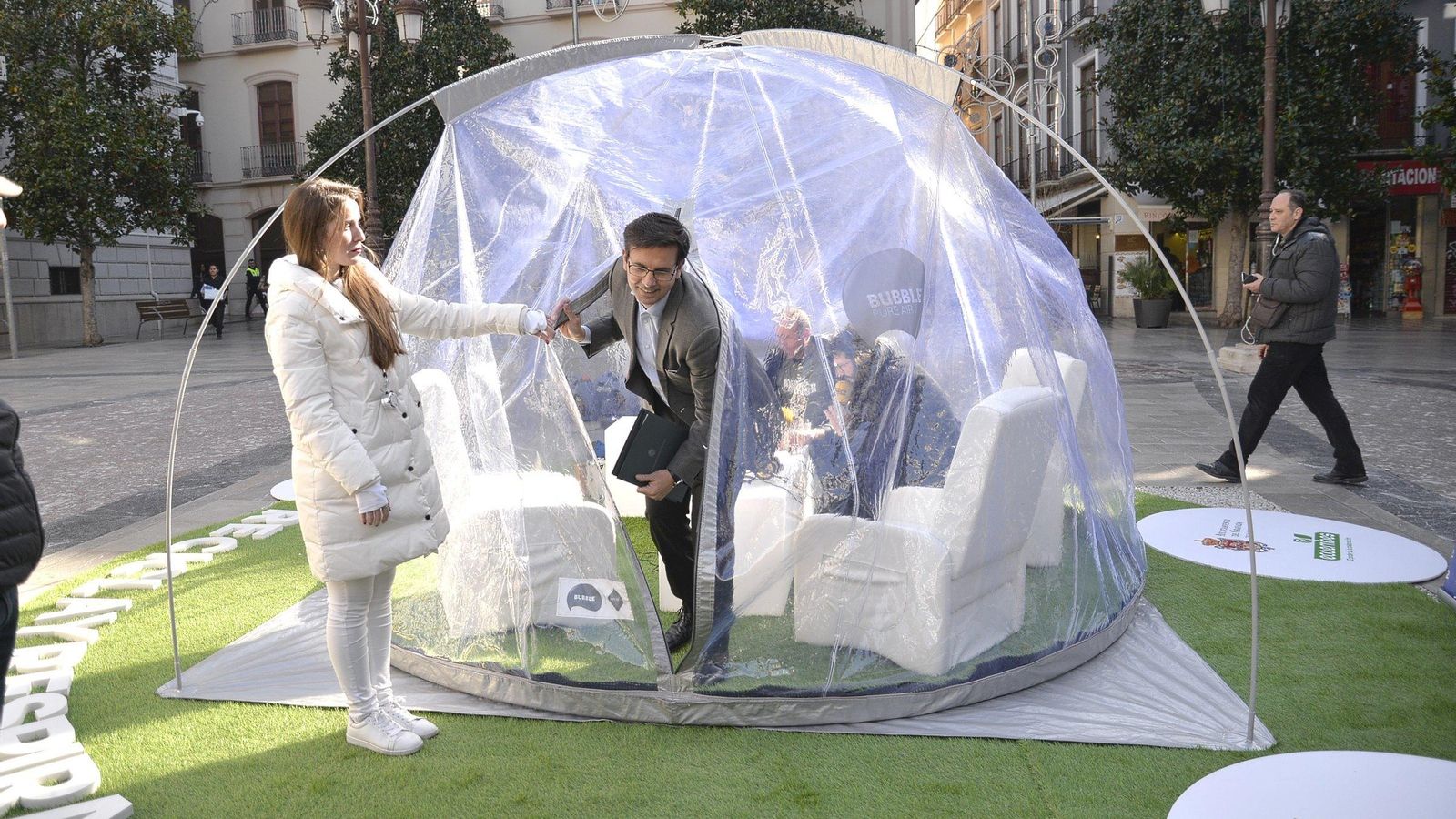 El alcalde de Granada ayer en la burbuja instalada en la Plaza del Carmen.