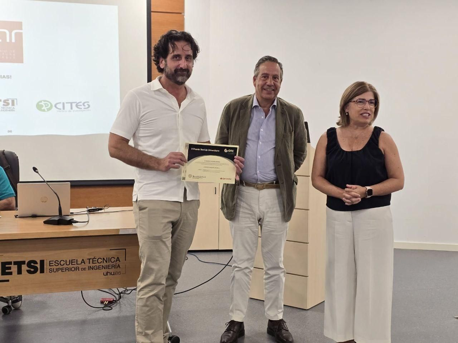 El profesor Sergio Gómez Melgar recogiendo el diploma.