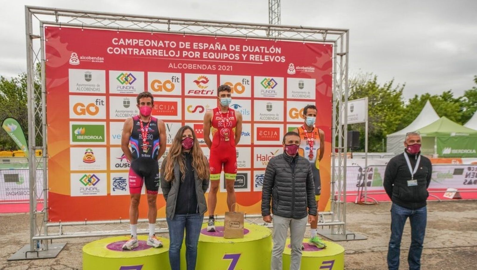 Igor Bellido, del Isbilya-Sloppy Joe's, posa en lo más alto del podio en Alcobendas.