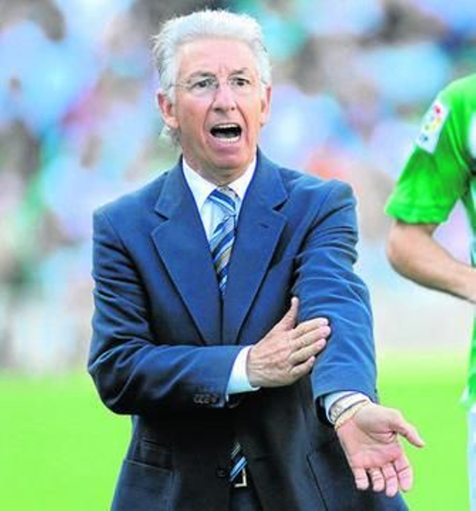 Víctor Espárrago reclama una mano al árbitro.