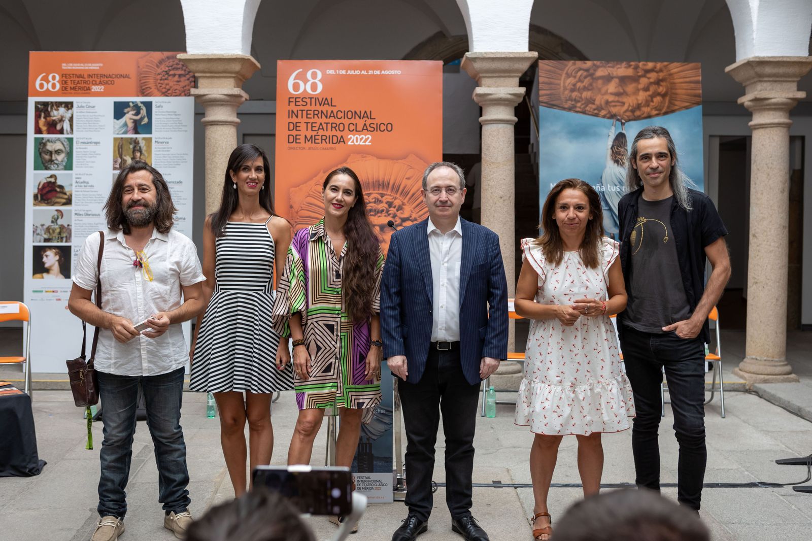 El equipo de la 'Ariadna' de Rafaela Carrasco, junto al director del Festival de Mérida Jesús Cimarro.