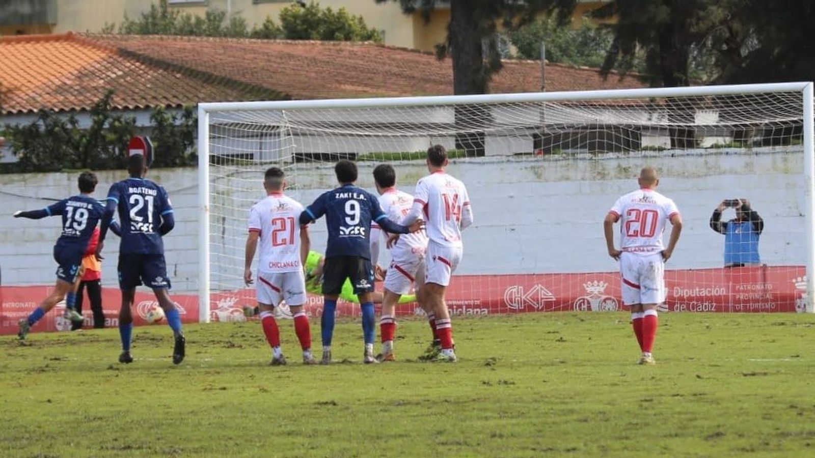 Juaniyo marra el penalti que hubiese supuesto el 0-1 en el minuto ocho