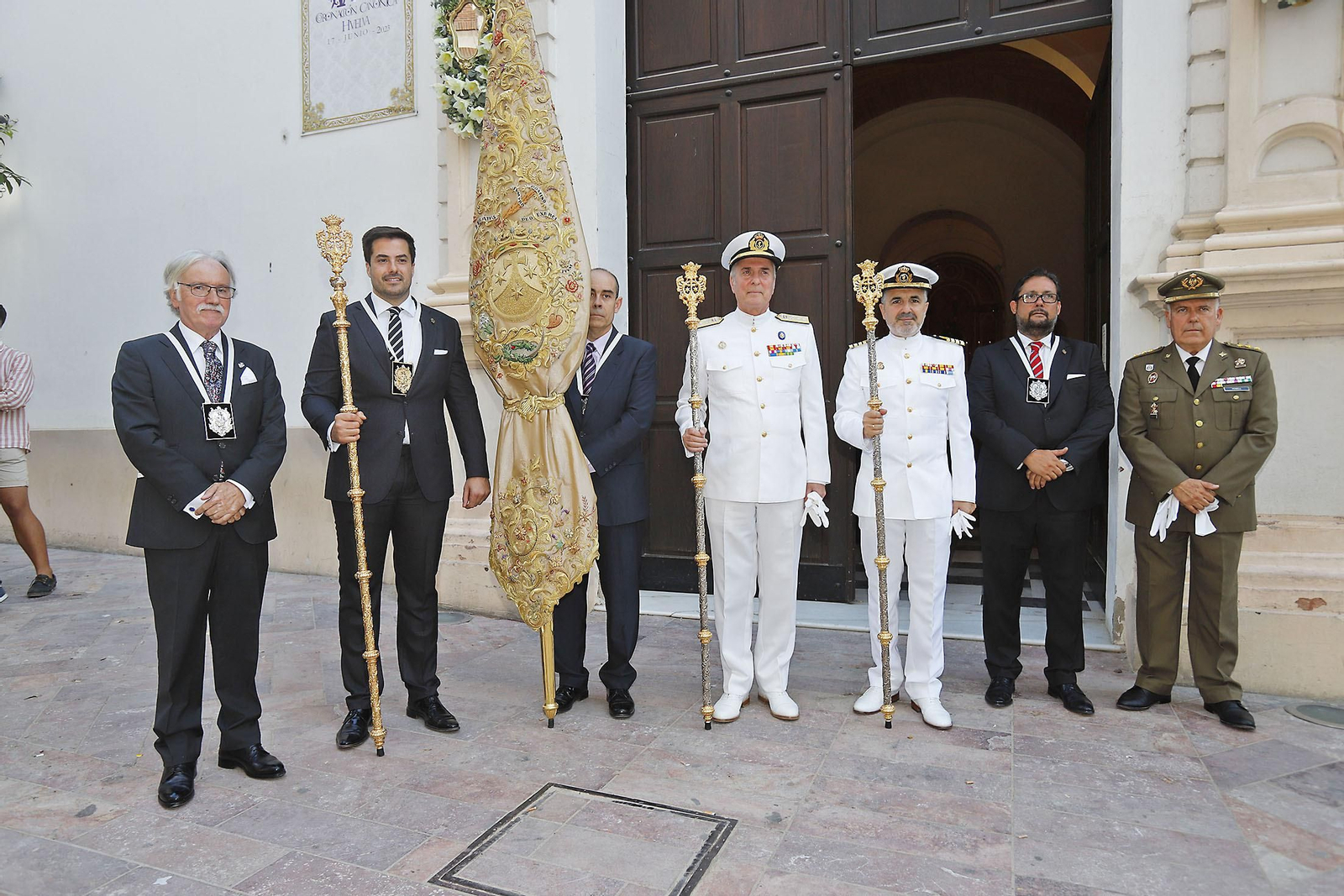 La Hermandad de la Virgen del Carmen recibe el fajín del un Almirante de la Armada Española