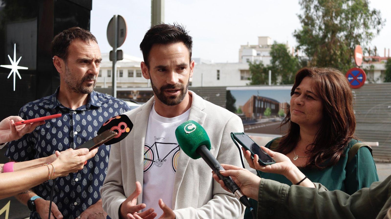 David de la Cruz, acompañado de José Ramón Páez y Helena Fernández, delante del solar del Portillo.