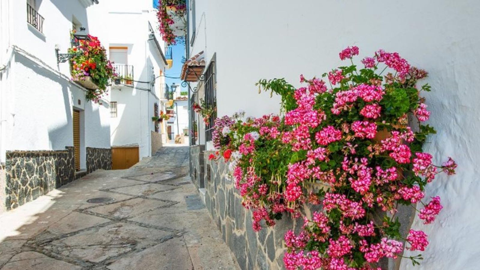 Una de las calles de Igualeja. Una de las calles de Igualeja.
