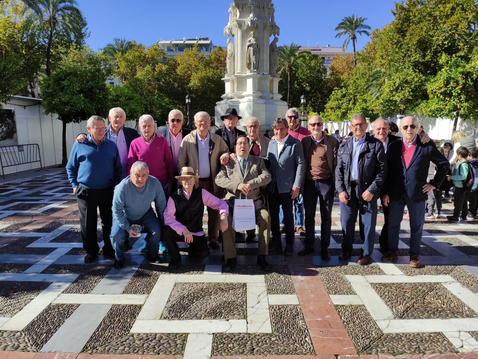 Los antiguos alumnos de los Salesianos de Triana, en la Plaza Nueva.