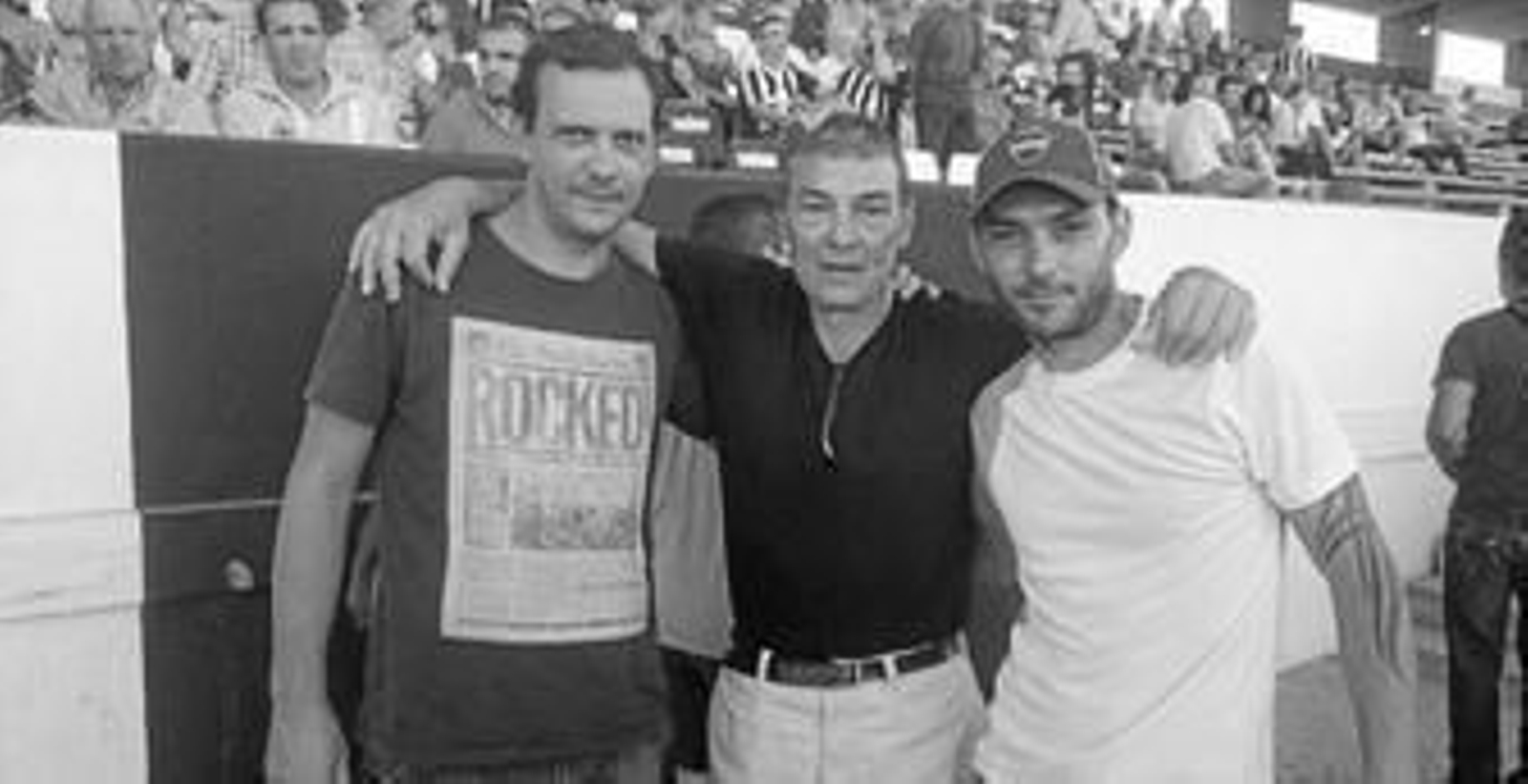 Caro (c), en una reciente imagen con sus hijos, jugó con el Cádiz aquella eliminatoria y después militó en la Balona.