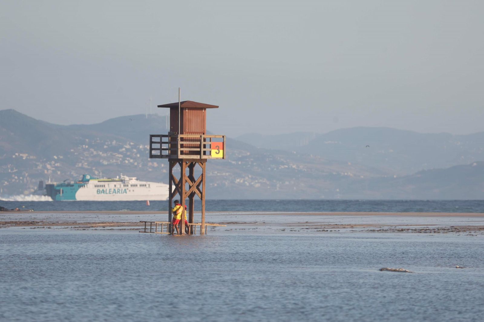 El mar de fondo lleva el agua hasta los chiringuitos de Tarifa. El fuerte oleaje cubre el arenal de la playa de Los Lances.