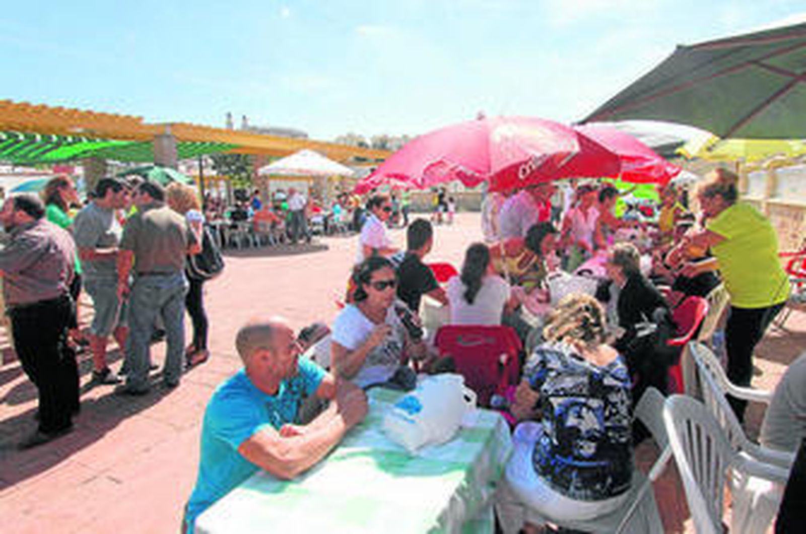 Imagen del parque de la barriada con las mesas instaladas, ayer.