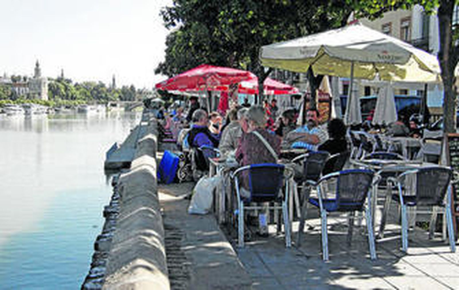 Los veladores invaden de manera indiscriminada las aceras de la calle Betis, un hecho que preocupa al Defensor.