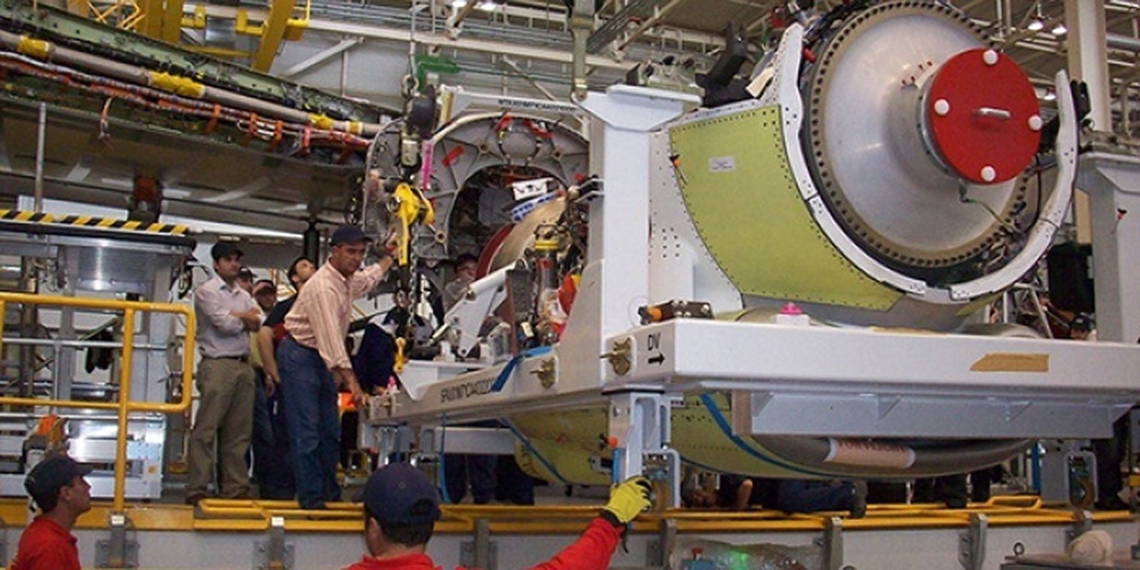 Traslado de una pieza por parte de operarios de Rhenus Logistics,