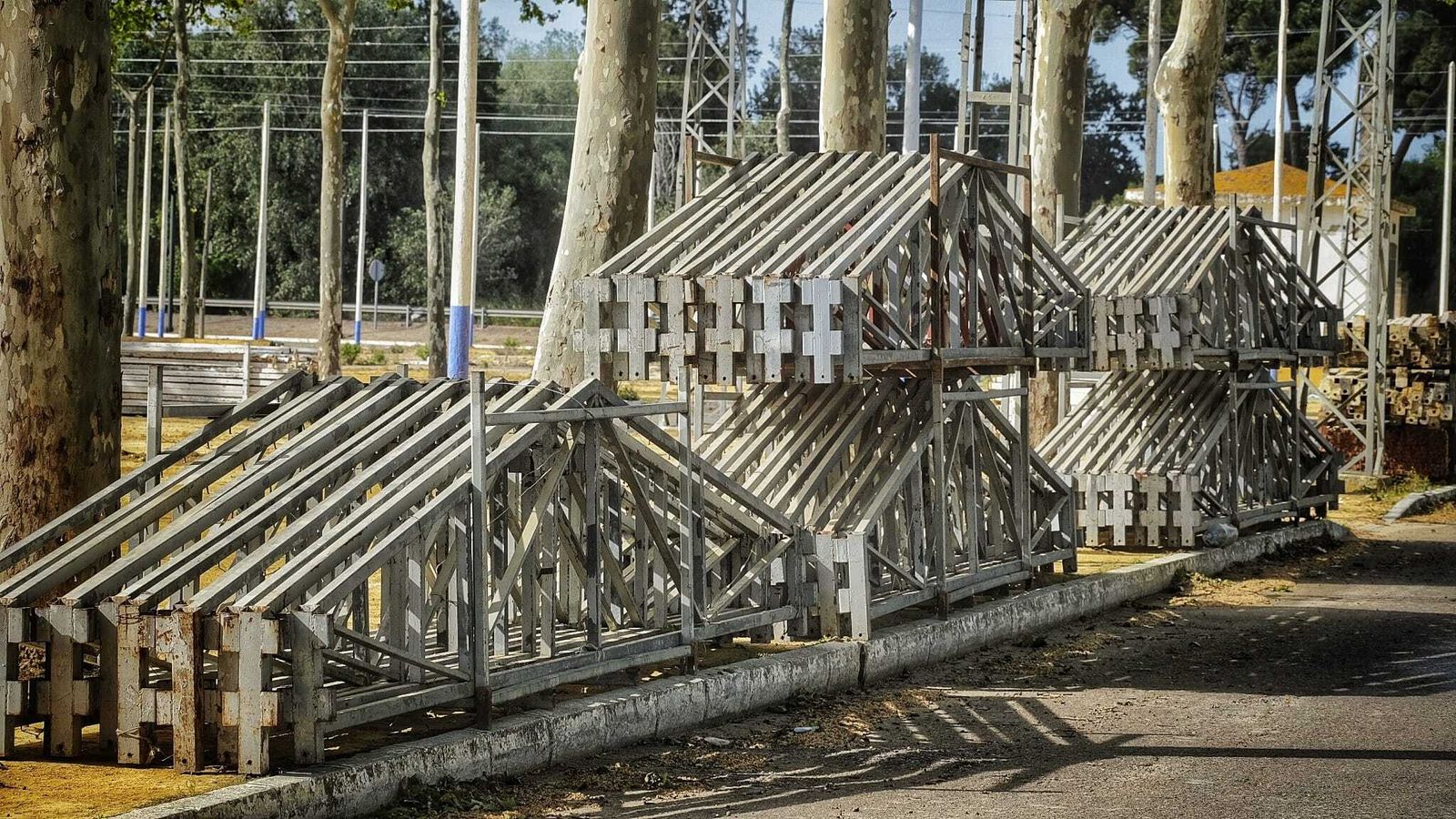 El montaje de la Feria de Primavera ya avanza en el recinto de Las Banderas.