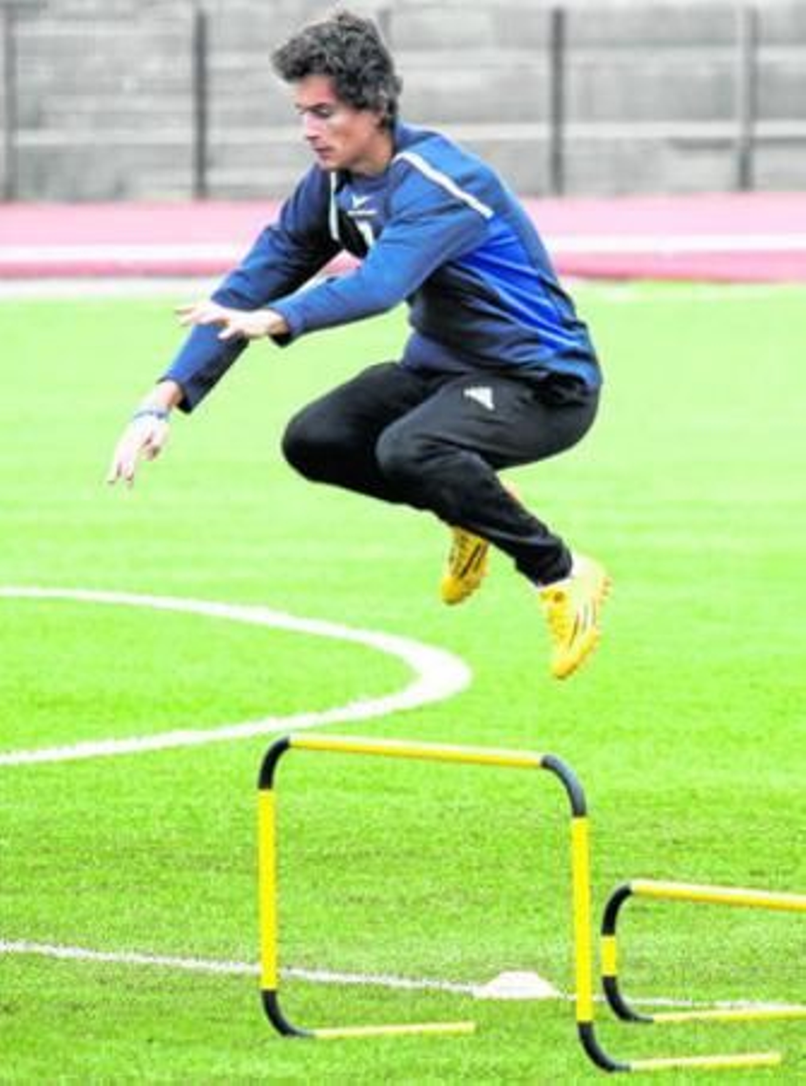 Manu Palancar salta vallas durante un entrenamiento en el Municipal.