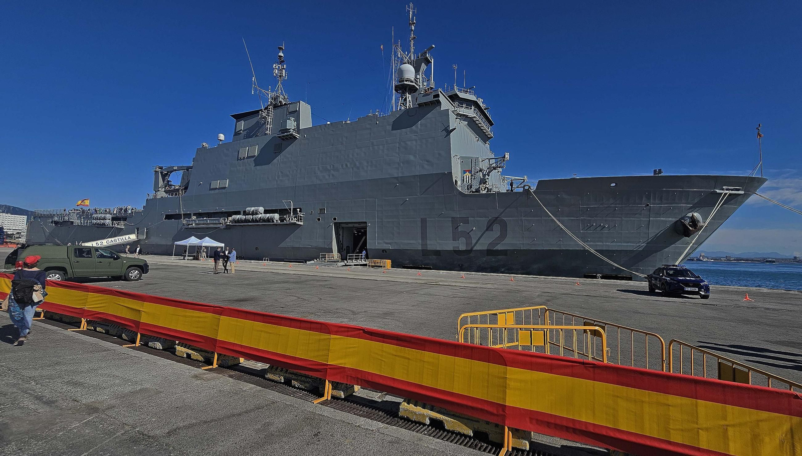 Fotos de la Jura de Bandera para personal civil a bordo del Buque de Asalto Anfibio 'Castilla' en Algeciras