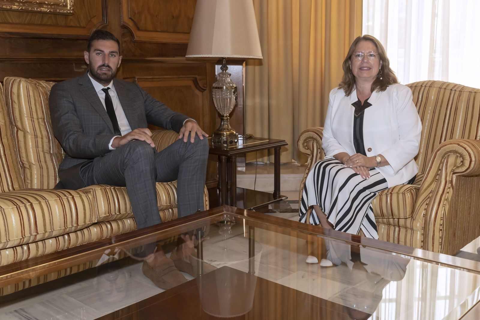 La presidenta de la Asamblea Regional de Murcia Visitación Martínez, durante la reunión que ha mantenido con el portavoz de Vox José Ángel Antelo, este lunes en el parlamento murciano en Cartagena.