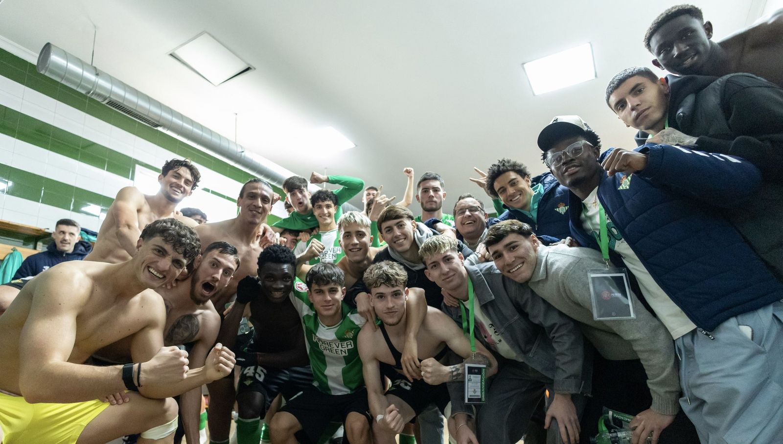 Los jugadores del Betis Deportivo celebran el triunfo al final del partido.