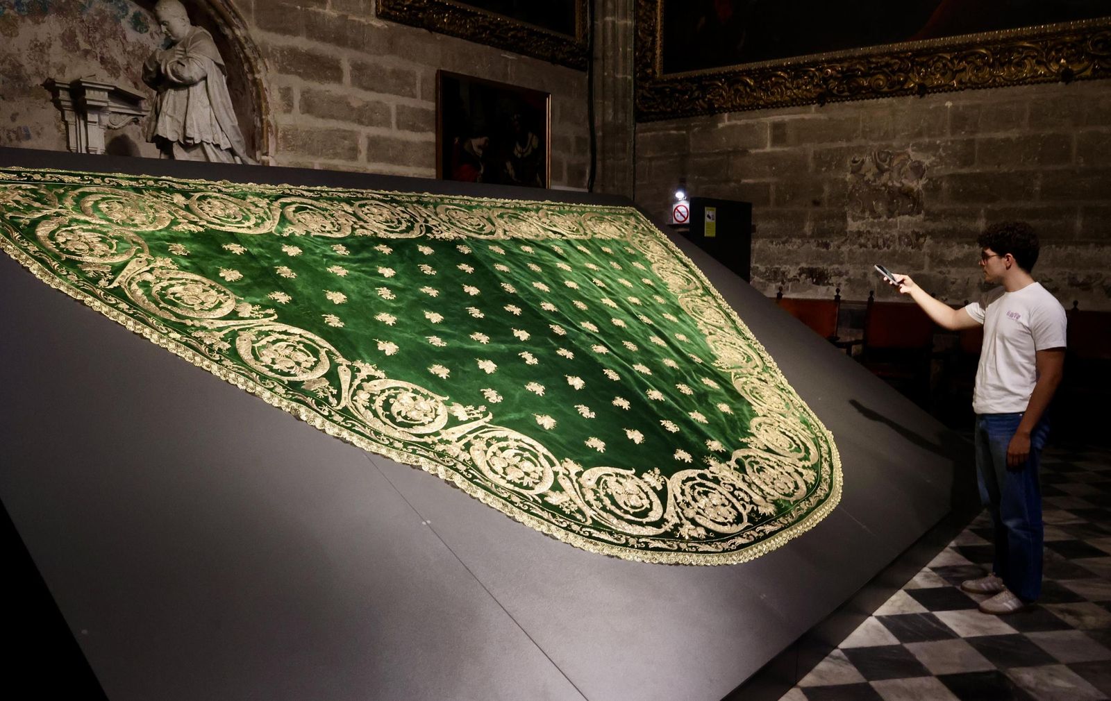 Restauración del manto verde de la Virgen de los Reyes