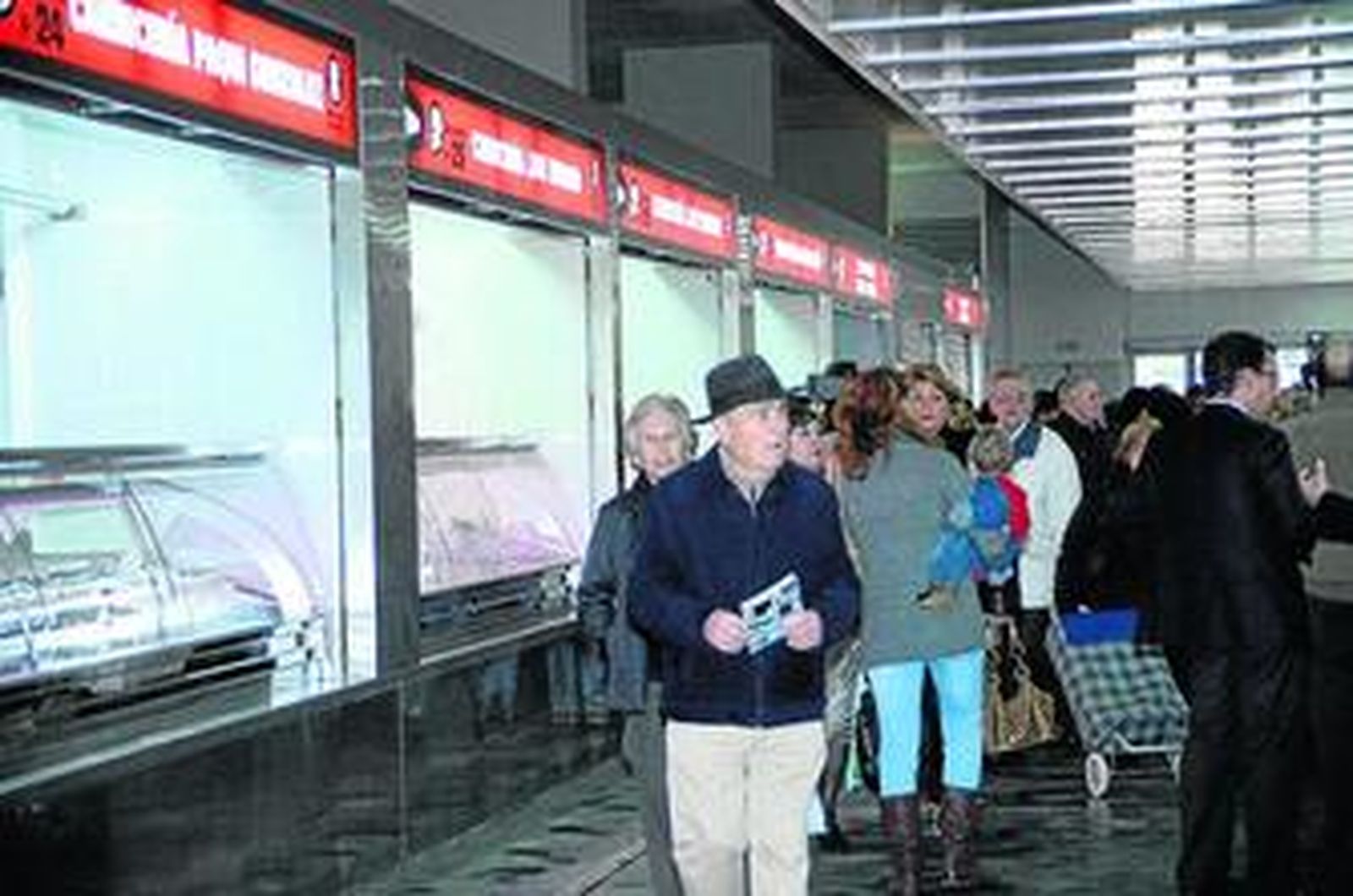 Una de las calles del nuevo mercado durante la jornada de puertas abiertas.