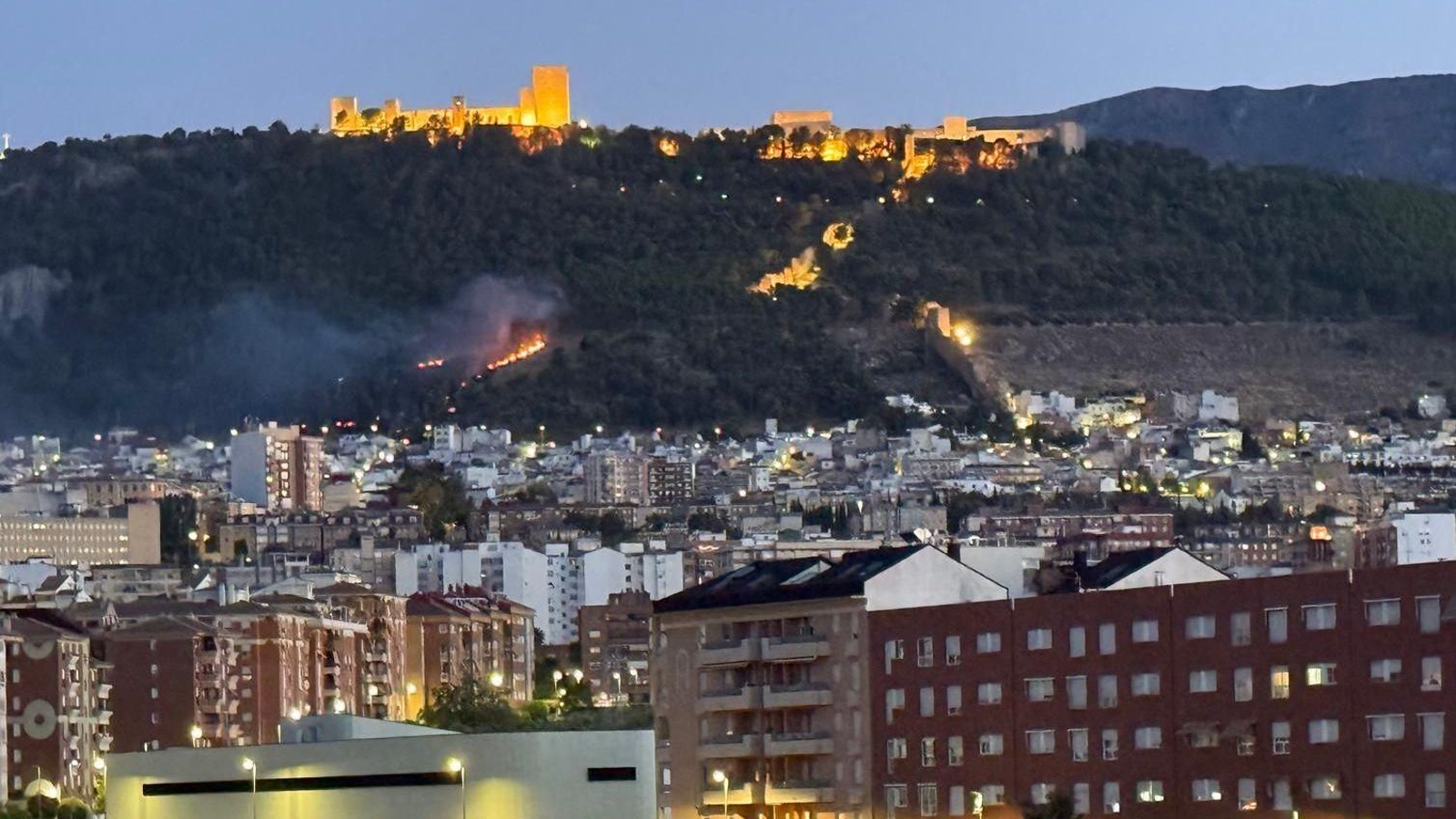 Fuego junto al castillo de Santa Catalina.