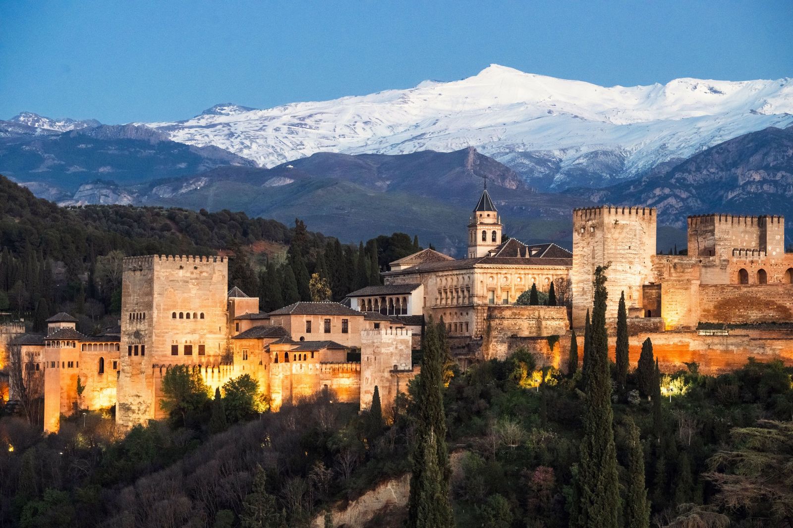 La  Alhambra  de Granada , con Sierra Nevada al fondo
