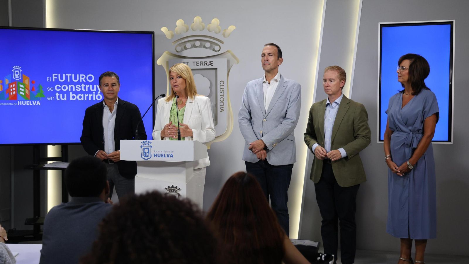 El equipo municipal durante la presentación de la primera gran batería de proyectos para la transformación urbanística de los barrios.