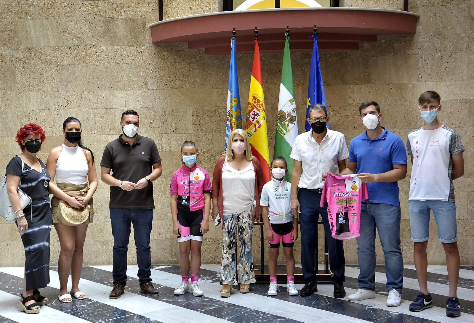 La alcaldesa, Jesús Alba y Manuel Rodríguez, junto a una representación del Indeso Gold Bikes