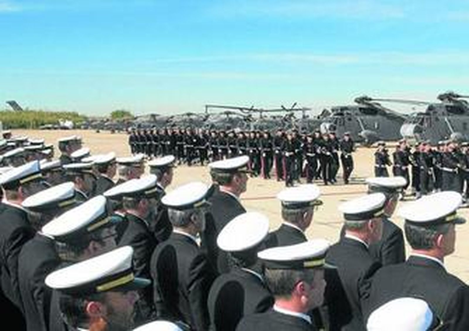 Un desfile puso fin al acto castrense que se desarrolló en el aeródromo de la Base de Rota, donde estaban expuestos varios aviones y helicópteros.