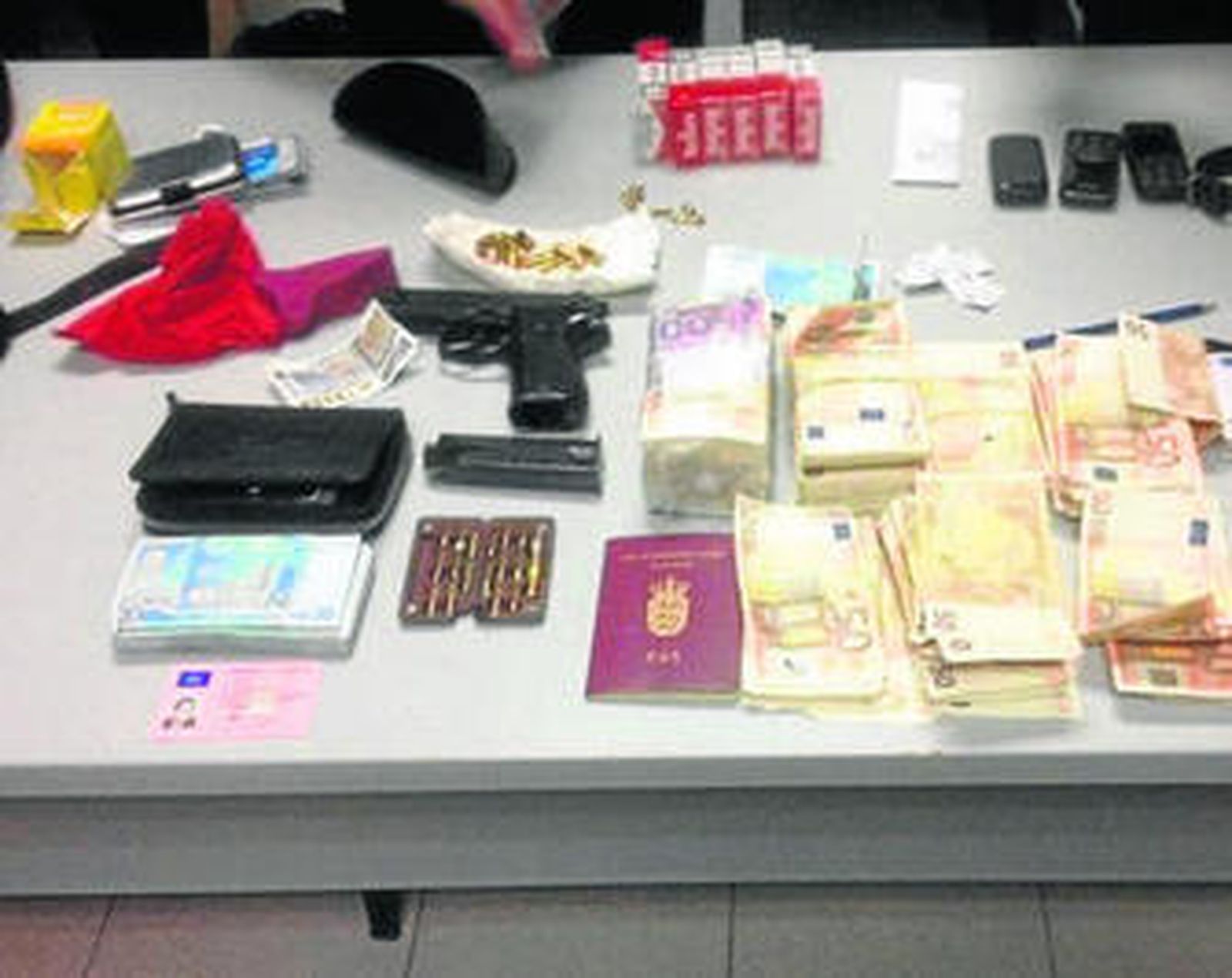 Los efectos intervenidos a los detenidos.