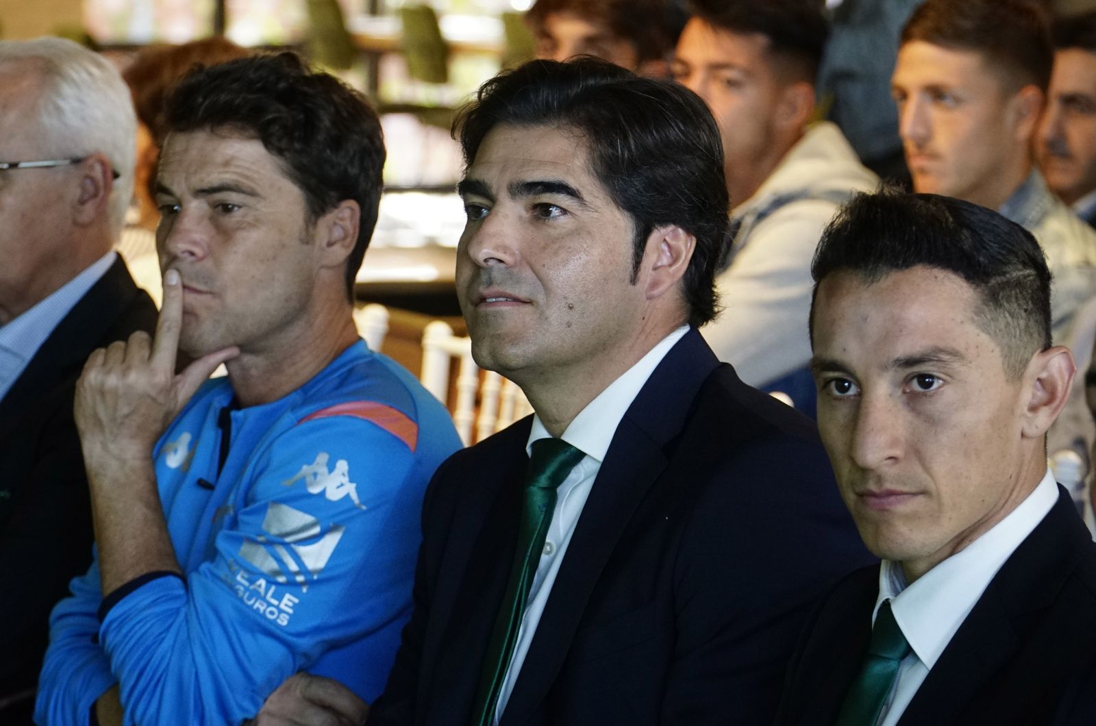 Ángel Haro, entre Guardado y Rubi, durante el acto de renovación del mexicano.