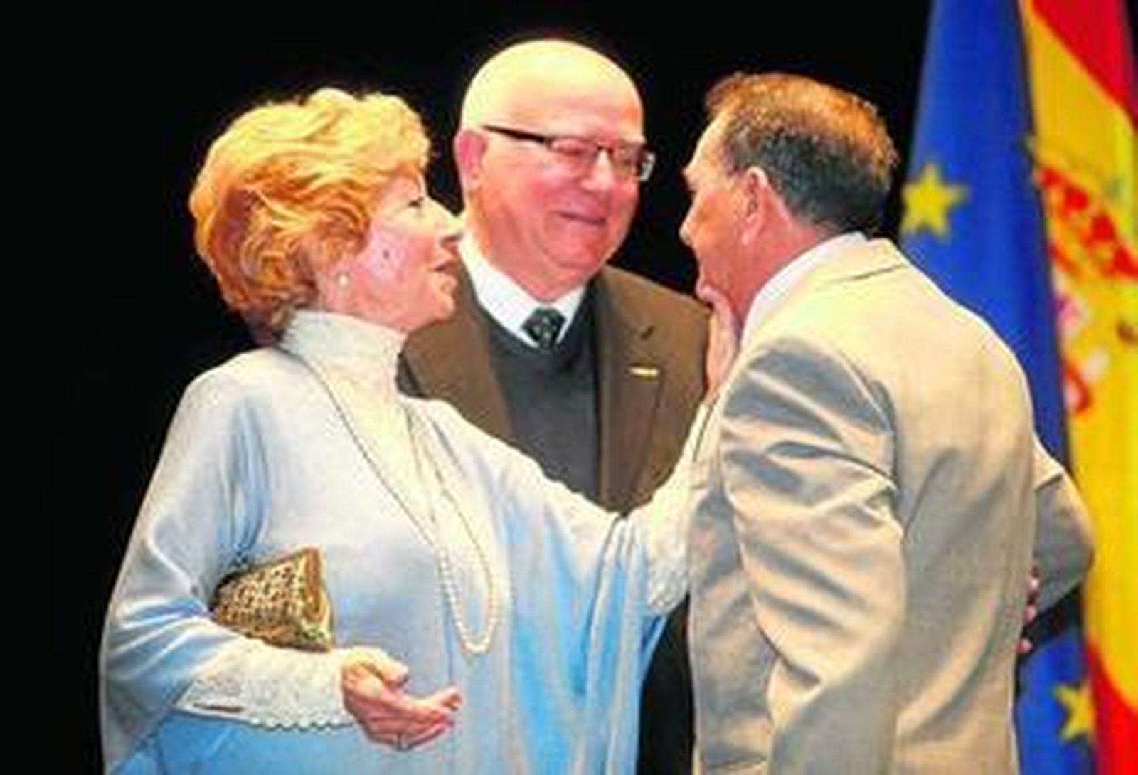 Los tres homenajeados conversan tras haber recibido los galardones de manos del regidor chiclanero.