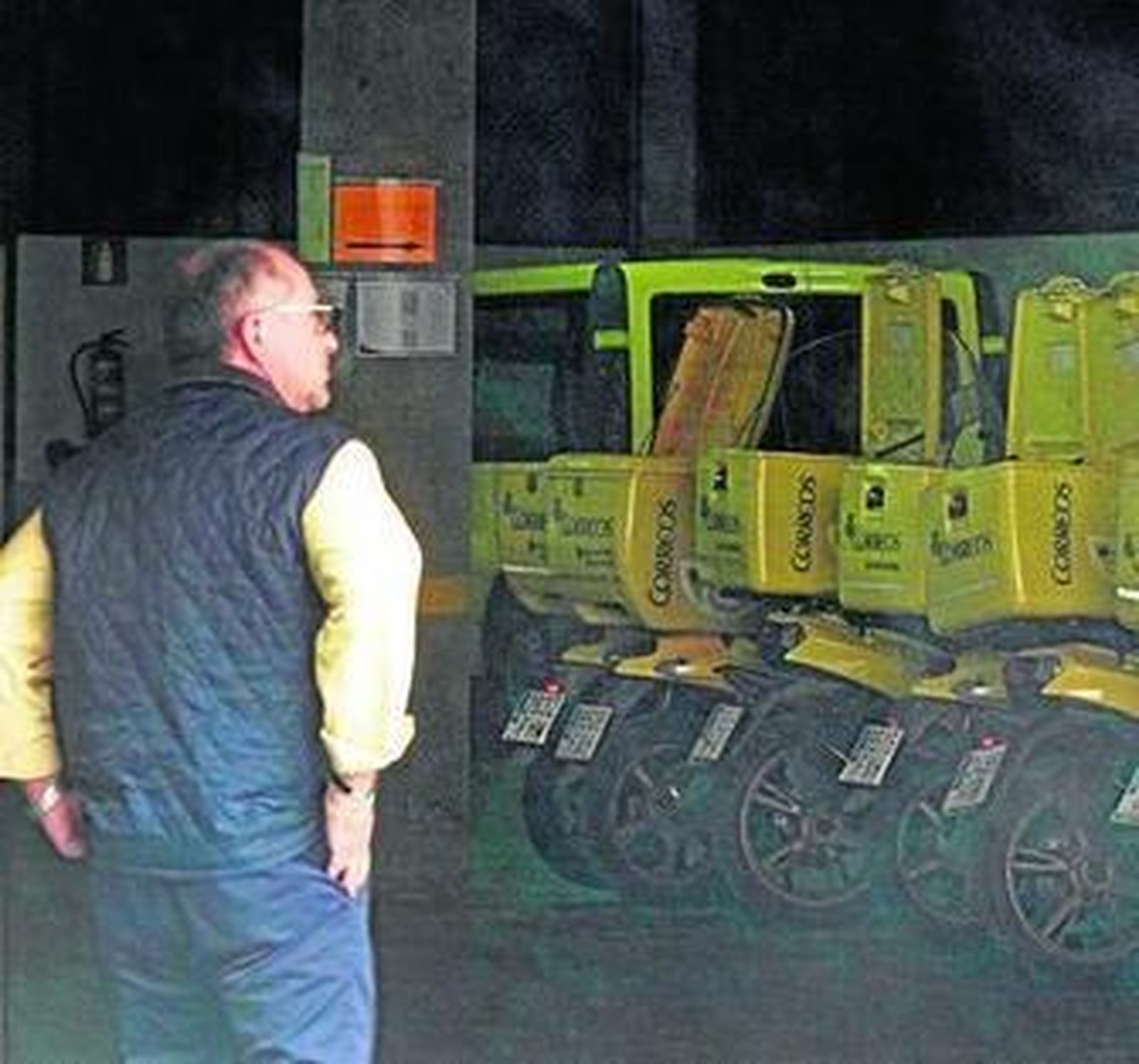 Motos de los carteros, aparcadas en la oficina del Secano.