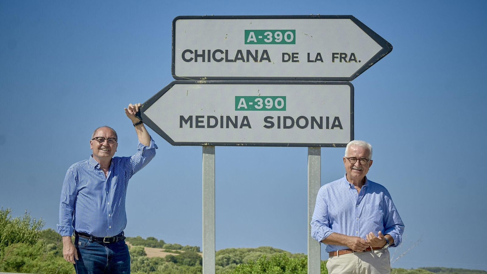 Juan Cornejo (izq.) y Manuel Jiménez Barrios, junto a una de las señales de la A-390, carretera que une 'sus' localidades de Medina Sidonia y Chiclana. Jiménez Barrios y Cornejo: El retiro de dos forofos de la política