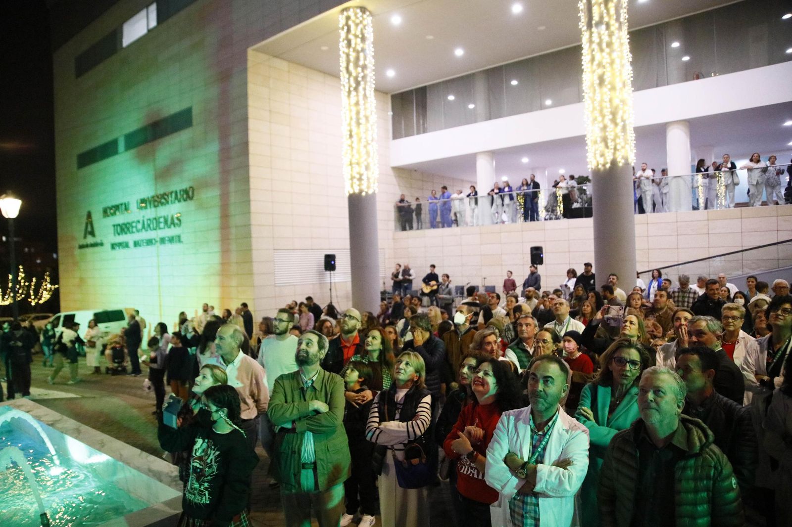 Las imágenes del encendido de la iluminación navideña en el Hospital Torrecárdenas de Almería
