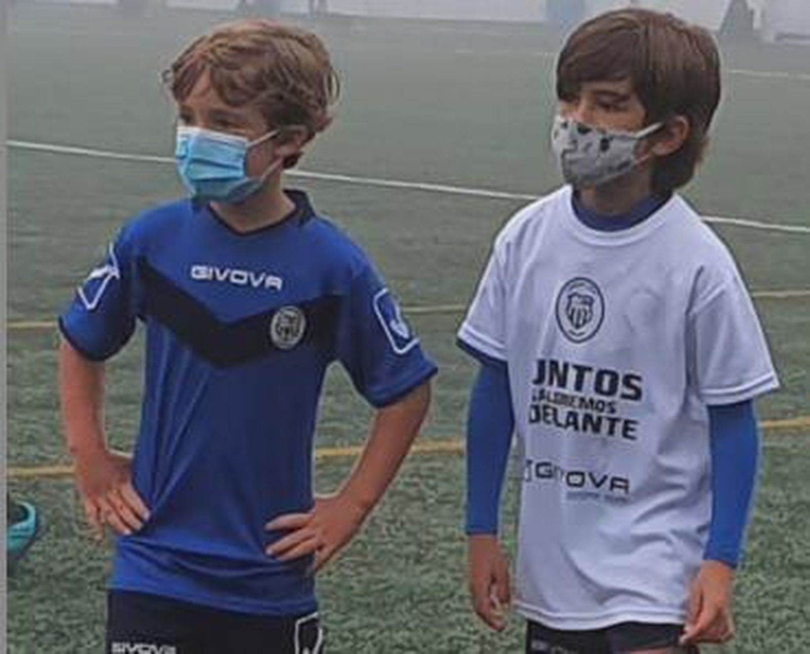 Dos niños practican deporte en la Education Football League.