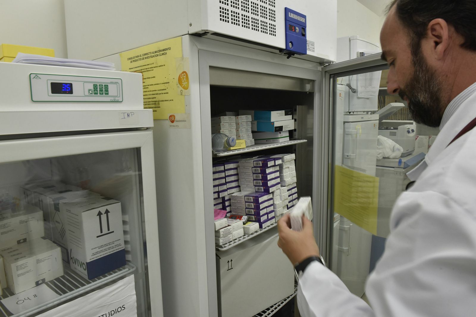 El doctor Ignacio Salamanca en la sede del Grupo IHP Pediatría, revisa vacunas.
