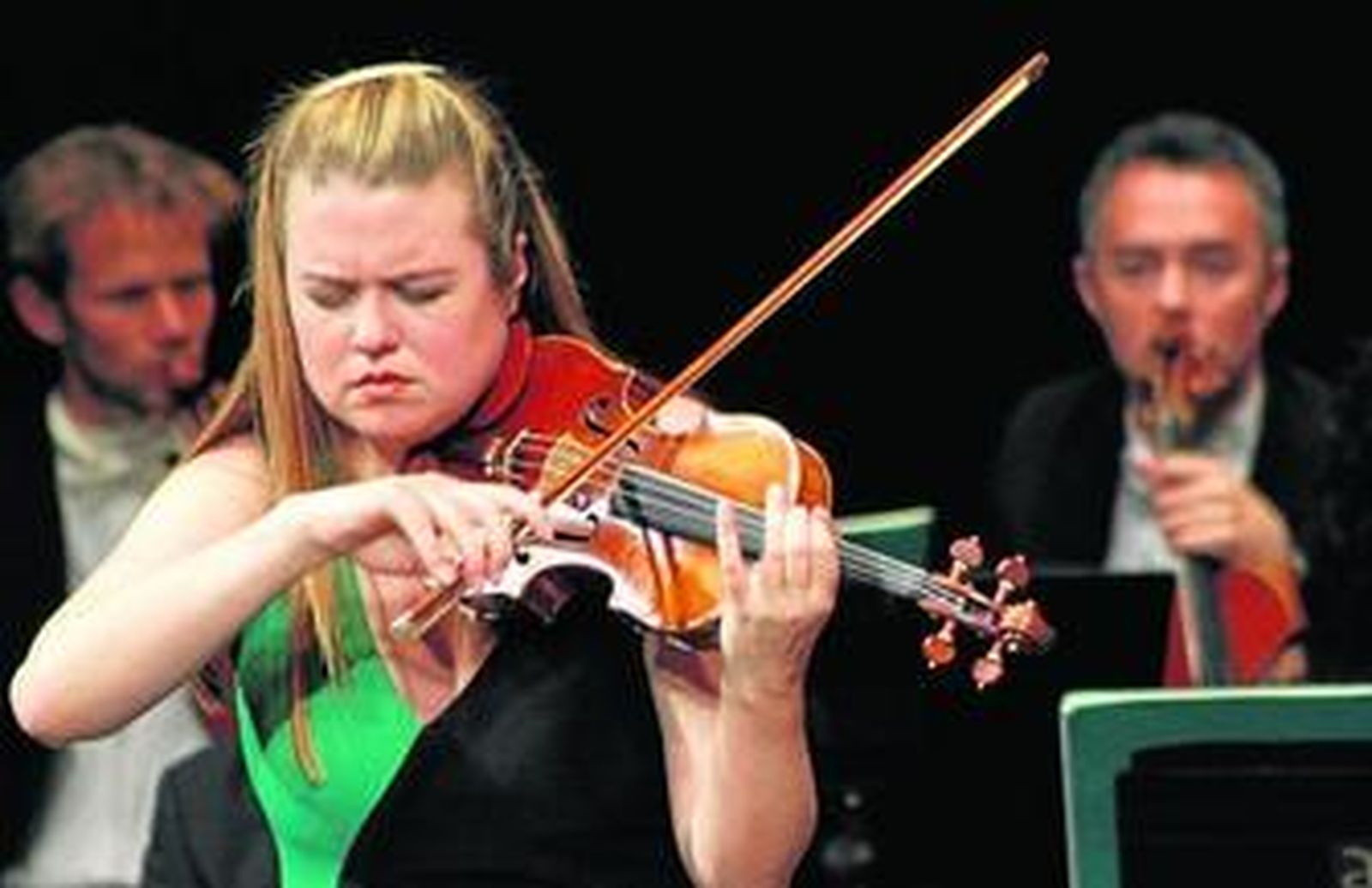 Lara St. John durante la actuación brillantísima que tuvo anoche en el Maestro Padilla.