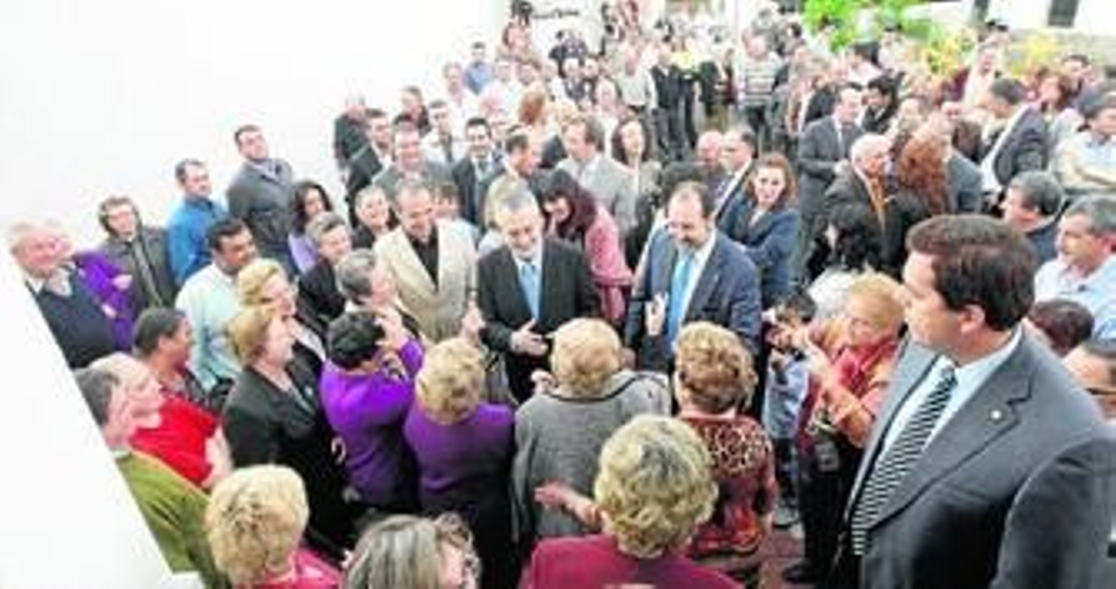 Un baño de multitudes recibió a Griñán a la entrada a la residencia, flanqueado por numerosos cargos políticos del PSOE. Un baño de multitudes recibió a Griñán a la entrada a la residencia, flanqueado por numerosos cargos políticos del PSOE.