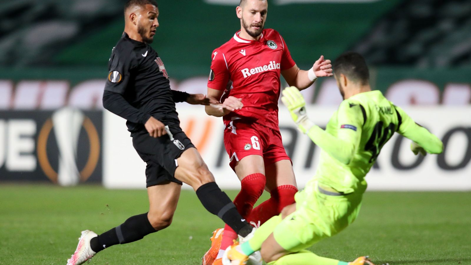 Momento en el que Luis Suárez mete la pierna para anotar el segundo gol rojiblanco.