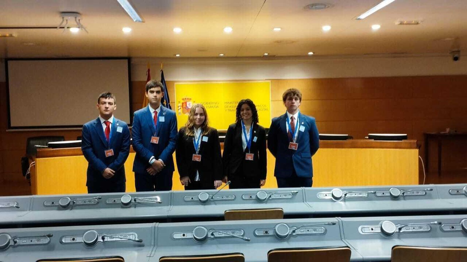 Equipo de debate de 1º de Bachillerato del Liceo de San Fernando que ha participado en el Torneo Nacional de Debate Económico en Madrid.